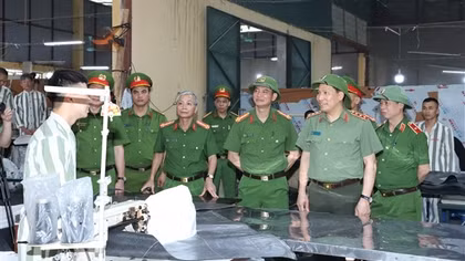 Deputy Minister Le Van Tuyen inspects operations at Ninh Binh provincial police, Nam Ha and Ninh Khanh prisons