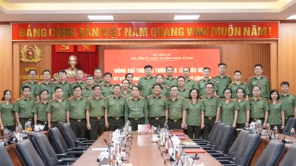 Deputy Minister Le Quoc Hung works with Academy of Security Technology and Industry
