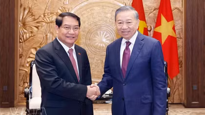 Top leader of Vietnam receives Vientiane official in Hanoi