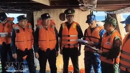 Vietnam hands over rescued fishermen, vessels to Chinese authorities