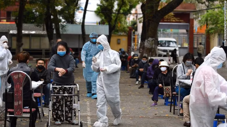 How Vietnam managed to keep its coronavirus death toll at zero? ảnh 4 A woman stands in a queue to provide a sample at a makeshift testing centre near the Bach Mai hospital in Hanoi on March 31.