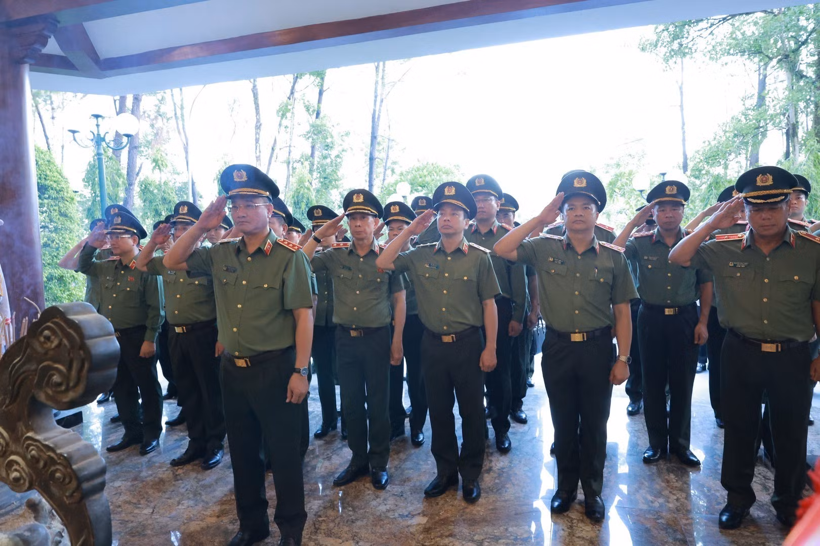 Deputy Minister Pham The Tung pays tribute to heroic martyrs.