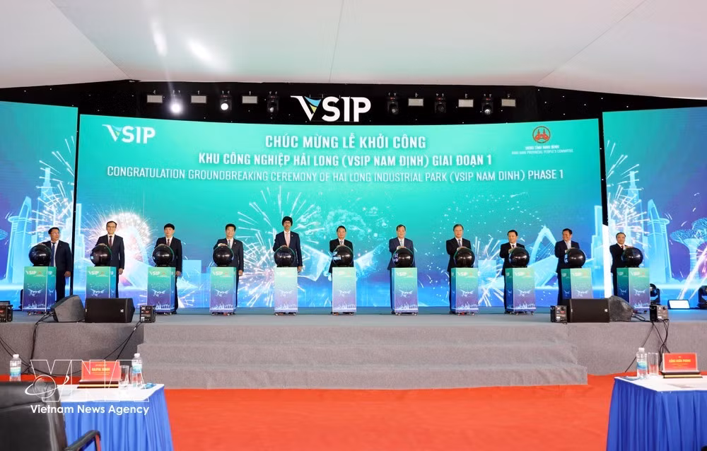 The groundbreaking ceremony for Phase 1 of the Hai Long Industrial Park project (VSIP Nam Dinh) in Ninh Binh province. (Photo: VNA)