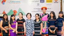 Miss Universe Vietnam H’Hen Niê presents gifts to ethnic minority students