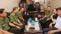Minister To Lam visits and presents gifts to families of wounded and fallen public security officers 