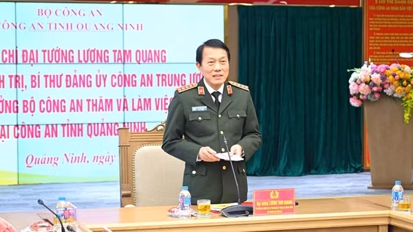 Minister Luong Tam Quang works with Quang Ninh Provincial Police Department