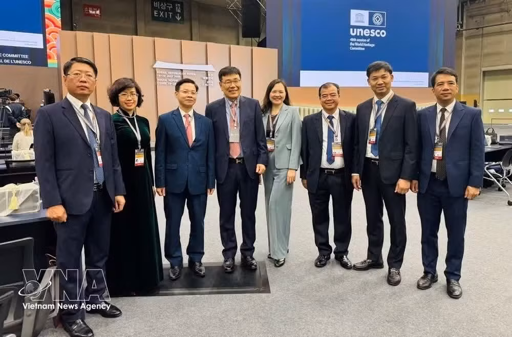Deputy Minister of Foreign Affairs Ngo Le Van (third from left), Committee Chair Lee Byong Hyun and representatives of Vietnamese localities pose together during the session. (Photo: VNA)