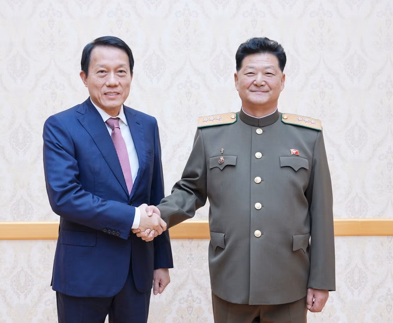 Minister Luong Tam Quang and Minister Pang Tu Sop.