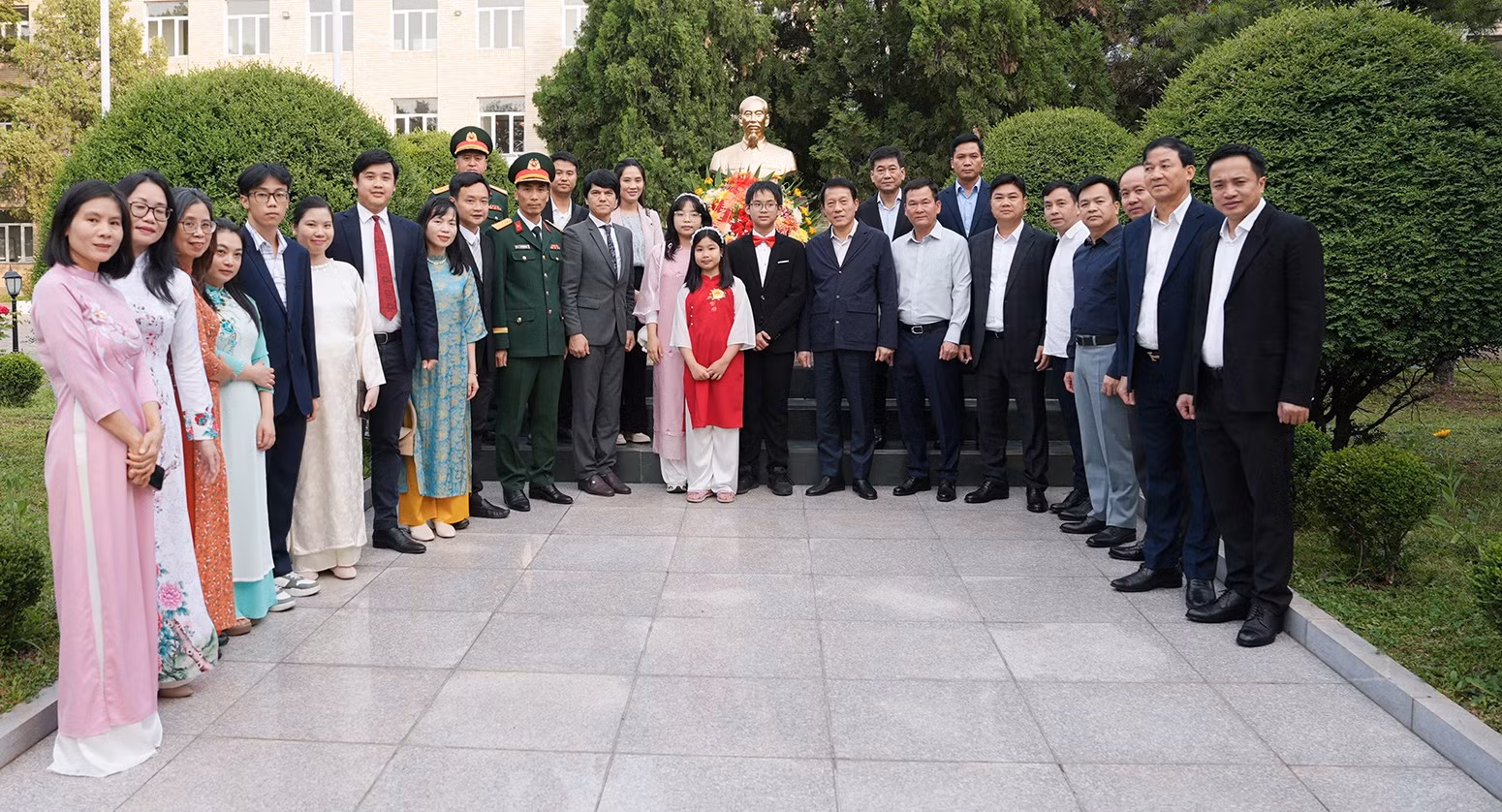 Minister Luong Tam Quang visits Vietnamese Embassy in the DPRK.