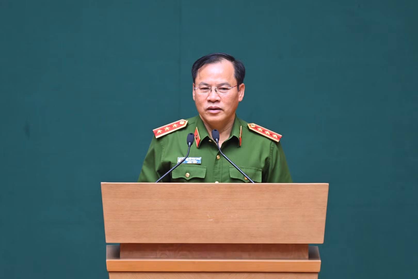 Deputy Minister Nguyen Van Long delivers opening remarks.