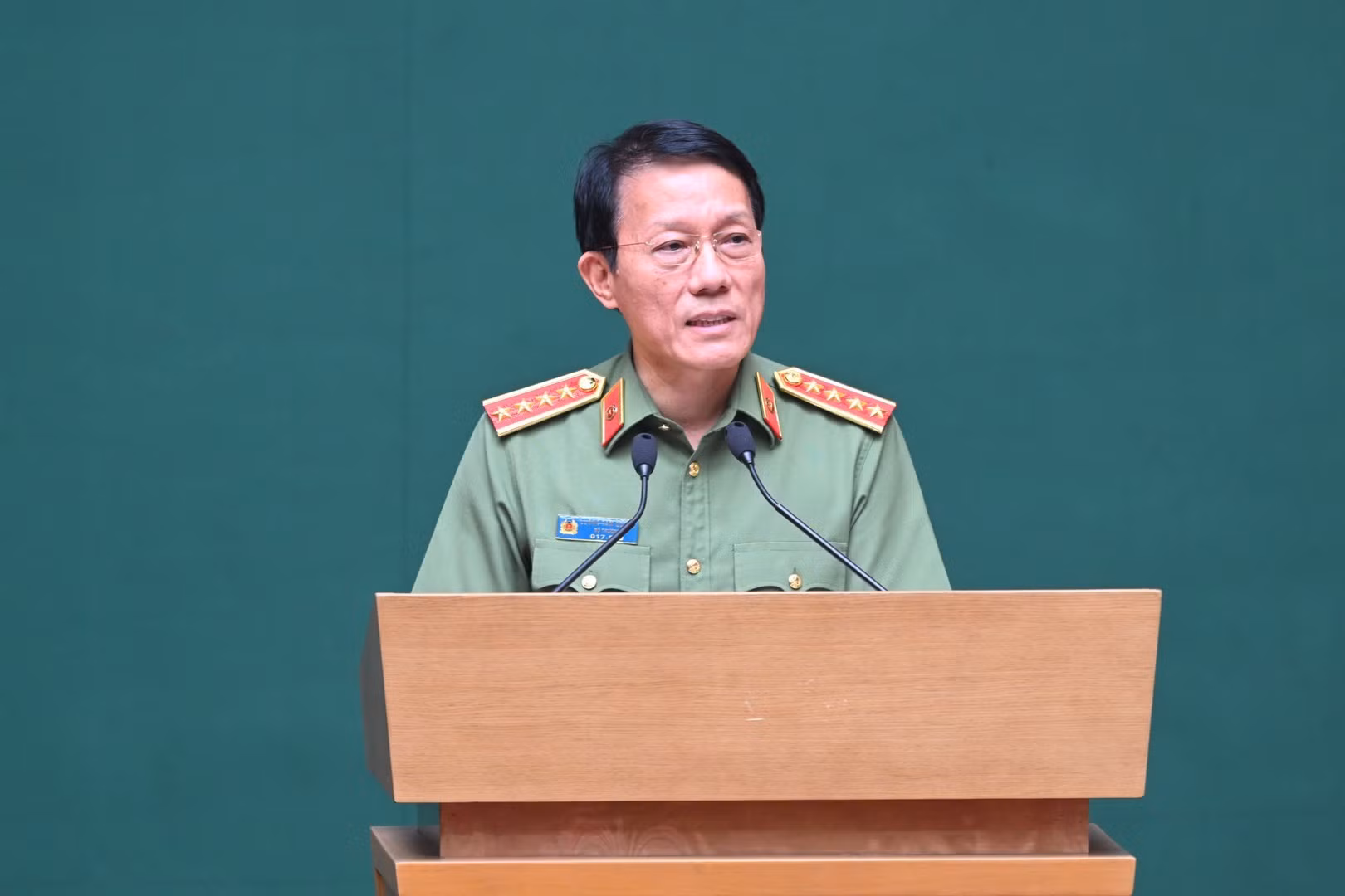 Minister Luong Tam Quang addresses the conference.