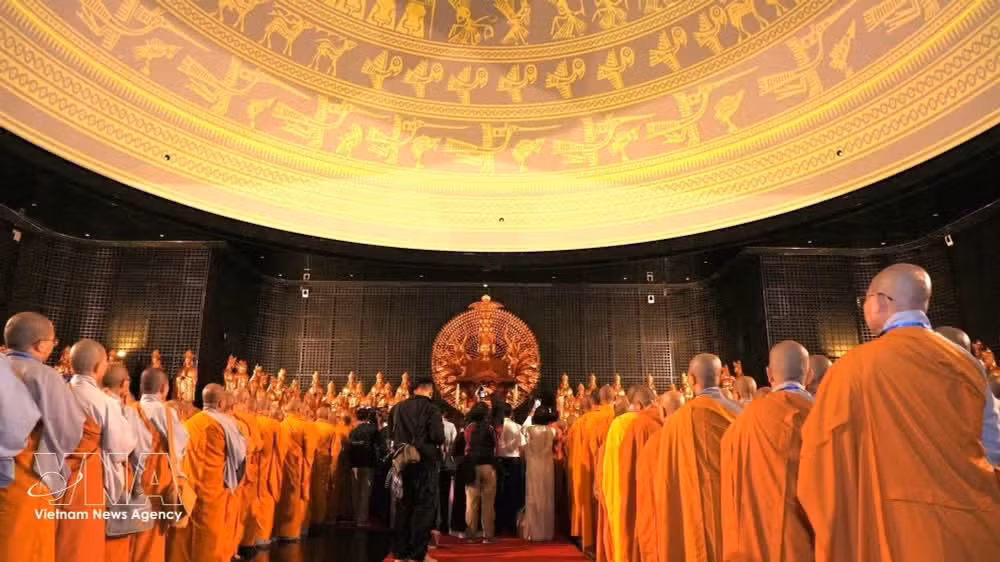 A ceremony honoring the relics of the Buddha at Ba Den Mountain in Tay Ninh (Photo: VNA)