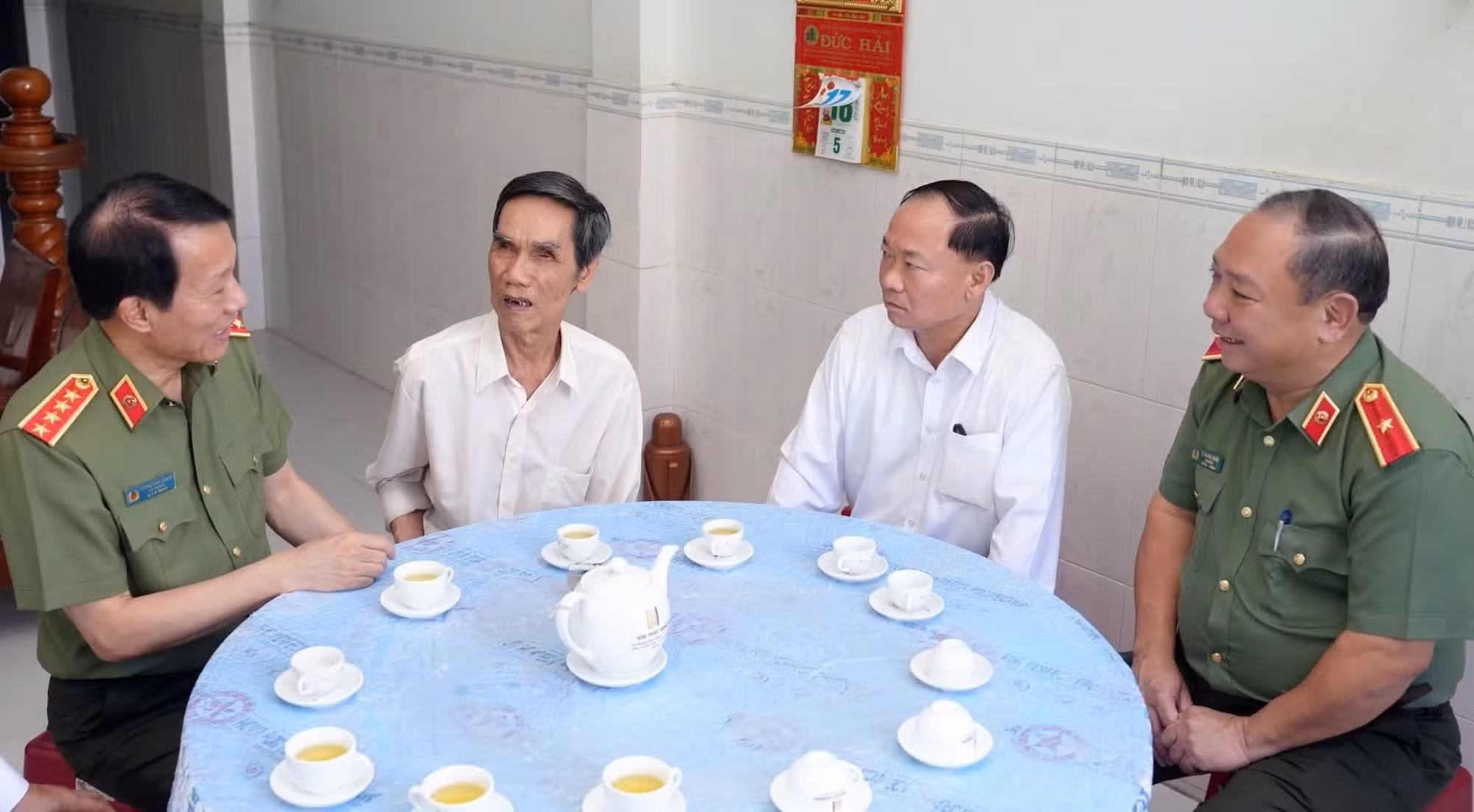 Minister Luong Tam Quang visits war veteran Nguyen Van Thiet in Quy Nhon Dong ward.