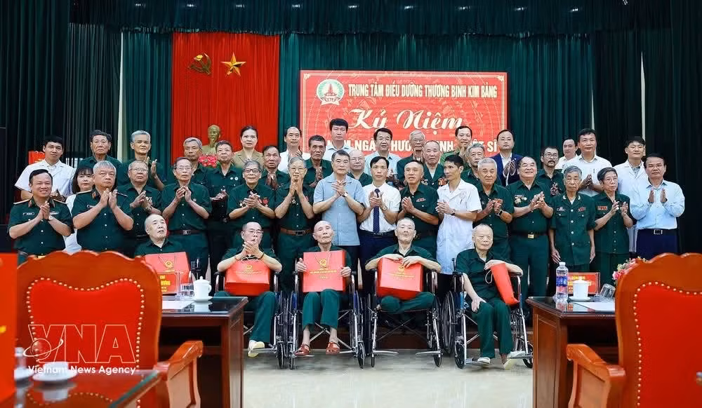 Prime Minister Le Minh Hung poses for a group photo with invalids, sick soldiers, and staff of Kim Bang Invalids Nursing Centre . (Photo: VNA)