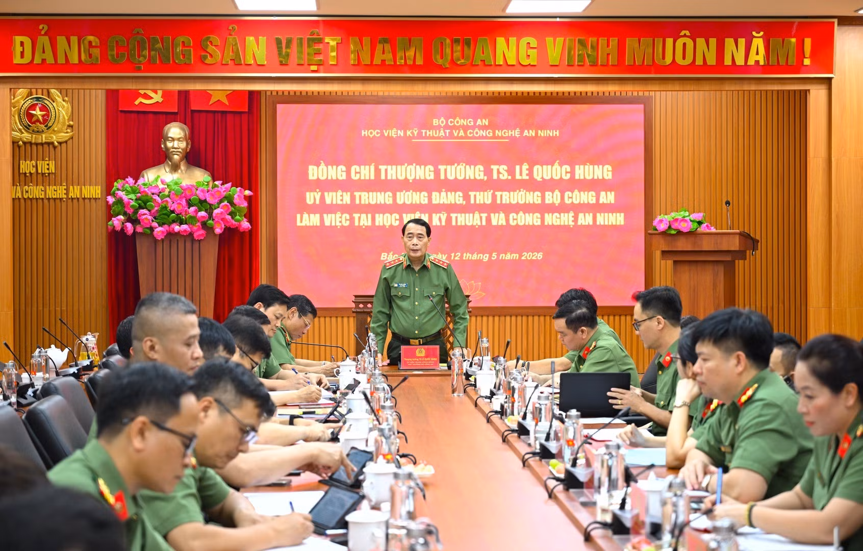 Deputy Minister Le Quoc Hung chairs the working session.
