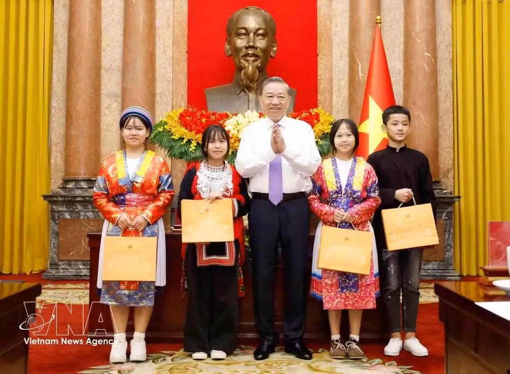 Party General Secretary and State President To Lam presents gifts to delegates from ethnic minority groups. (Photo: VNA)