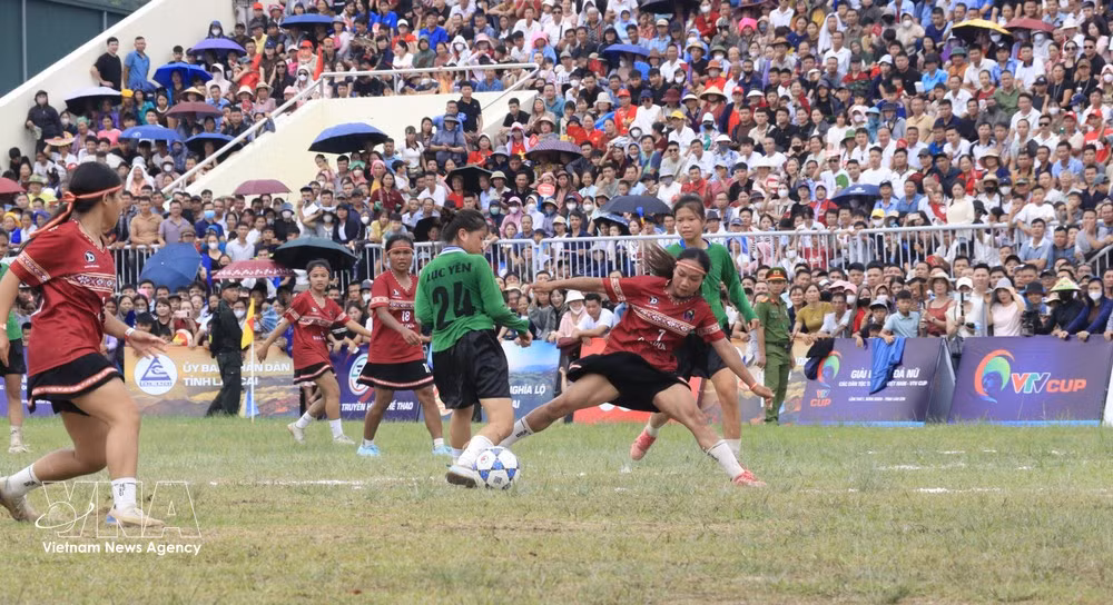 Players battle hard on the pitch. (Photo: VNA)