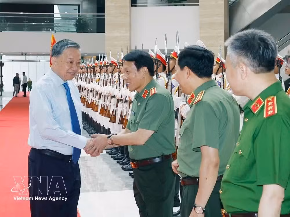 Party General Secretary and State President To Lam and delegates to the ceremony (Photo: VNA)