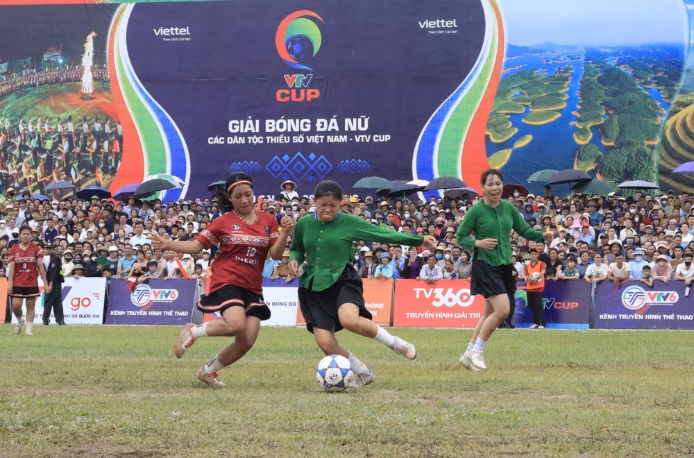 An action during the final between Luc Yen (Lao Cai) and Dak Doa (Gia Lai) on the morning of August 29, 2026, part of the first Vietnamese Ethnic Minority Women’s Football Tournament – VTV Cup 2026. (Photo published by VNA)