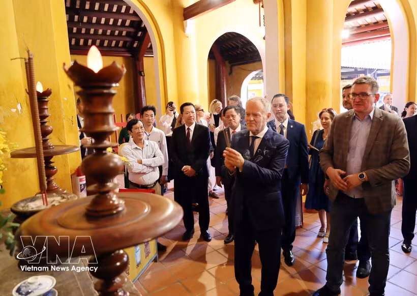 vnanet-potal-thu-tuong-ba-lan-donald-tusk-tham-va-giao-luu-voi-nguoi-dan-pho-co-hoi-an.png