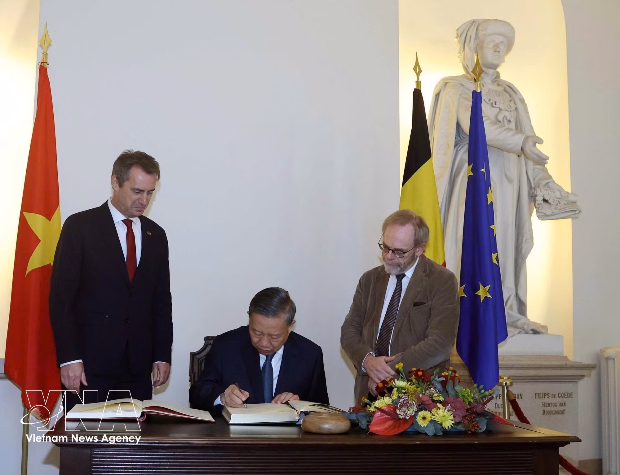 General Secretary of the Communist Party of Vietnam Central Committee and President To Lam writes in the guest book at the headquarters of the Belgian Federal Parliament on October 23, 2026. (Photo: VNA)
