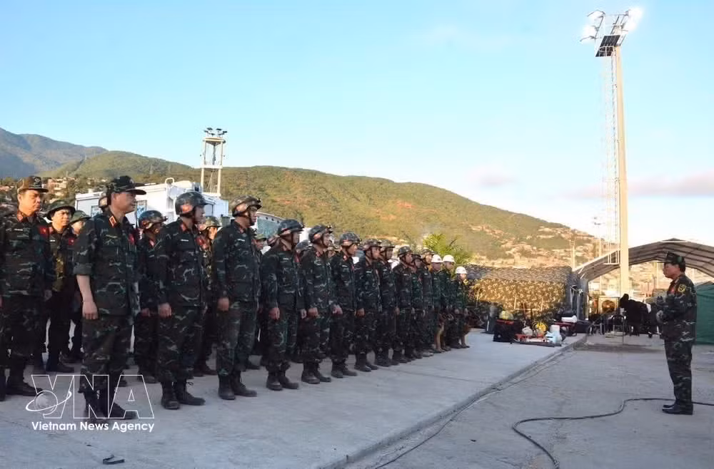The head of the delegation briefs team members on their mission. (Photo: VNA)