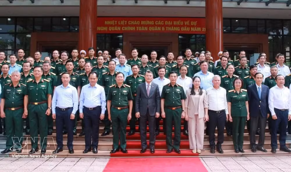 Prime Minister Le Minh Hung poses for a photo with delegates at the national political-military conference. (Photo: VNA)