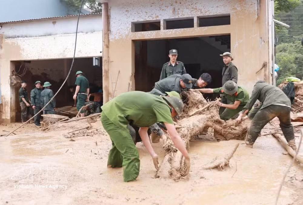 Members of the armed forces are deployed to assist residents in Muong Than commune, Lai Chau province, to recover from floods and landsides. (Photo: VNA)