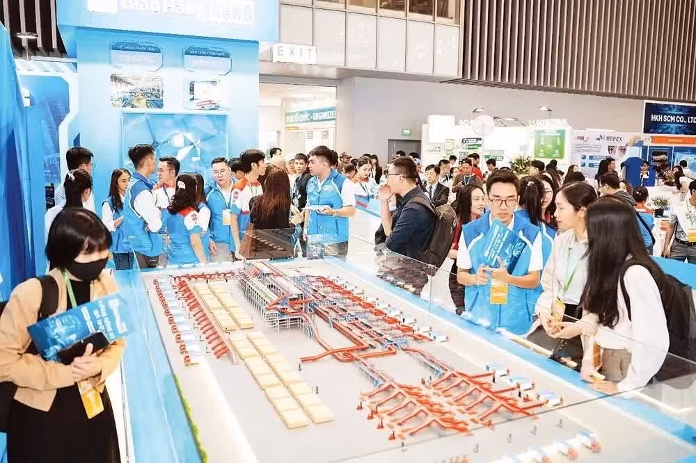 AI-powered logistics solutions showcased at Vietnam International Logistics Exhibition 2025 (VILOG 2025) at the Saigon Exhibition and Convention Centre (SECC) in Ho Chi Minh City. (Photo: nhandan.vn)