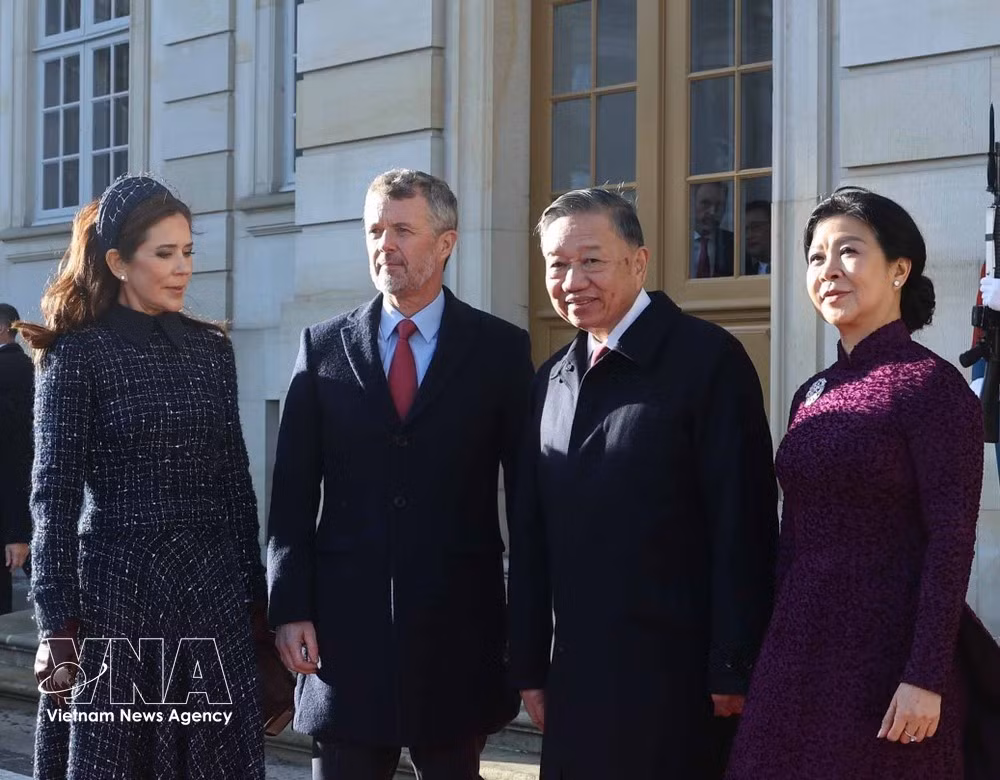 General Secretary of the Communist Party of Vietnam Central Committee and President To Lam (second from right) and his spouse Ngo Phuong Ly meet with King Frederik X and Queen Mary. (Photo: VNA)