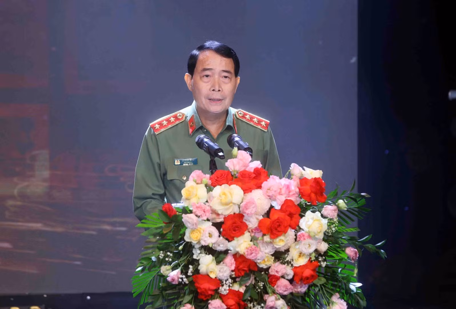 Deputy Minister Le Quoc Hung speaks at the meeting.