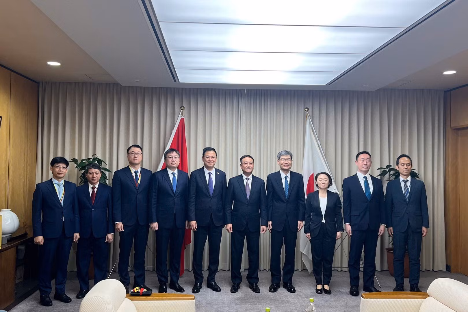 Delegates join group photo.