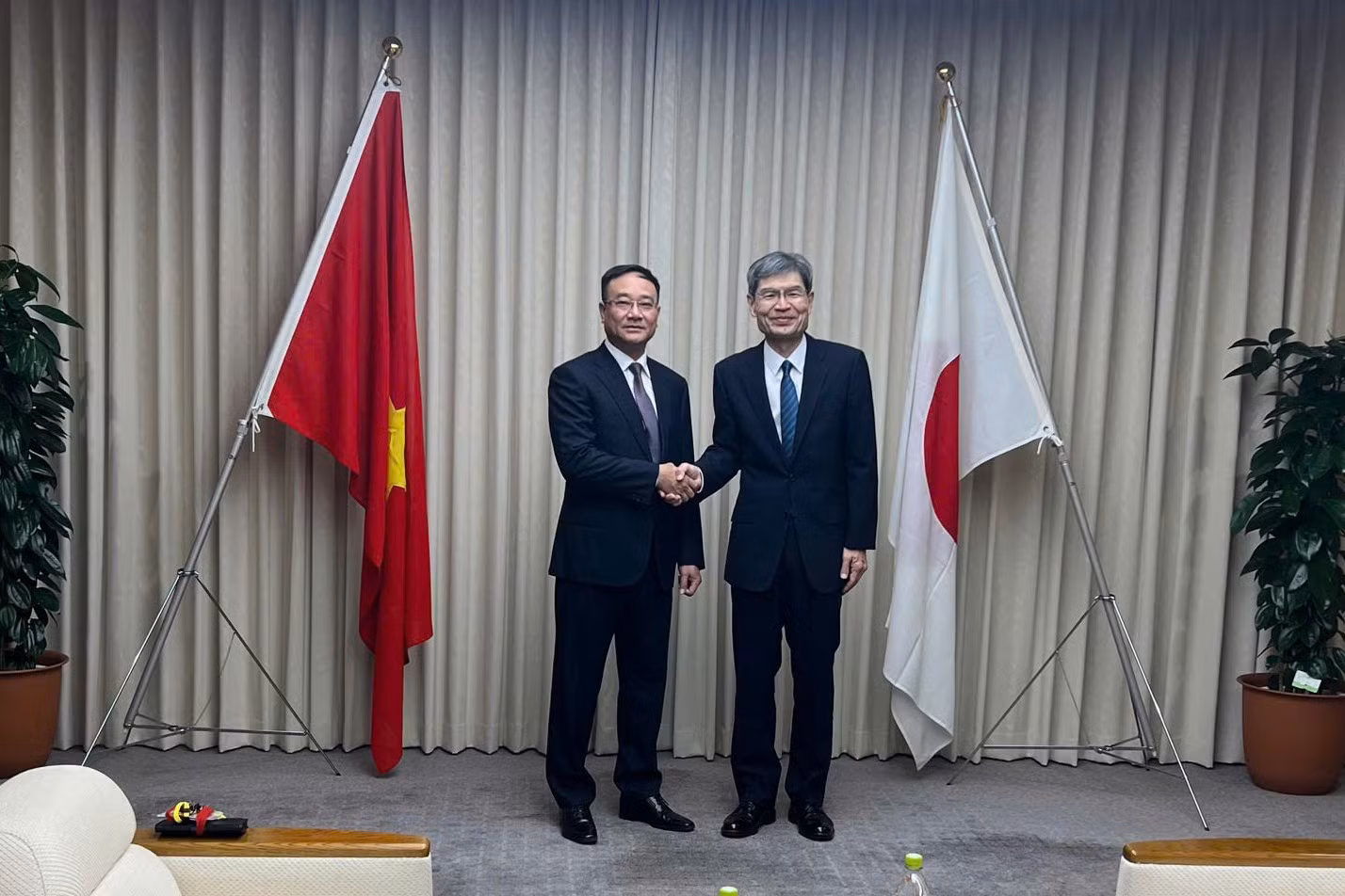 Deputy Minister Pham The Tung and Commissioner General Yoshinobu Kusunoki.