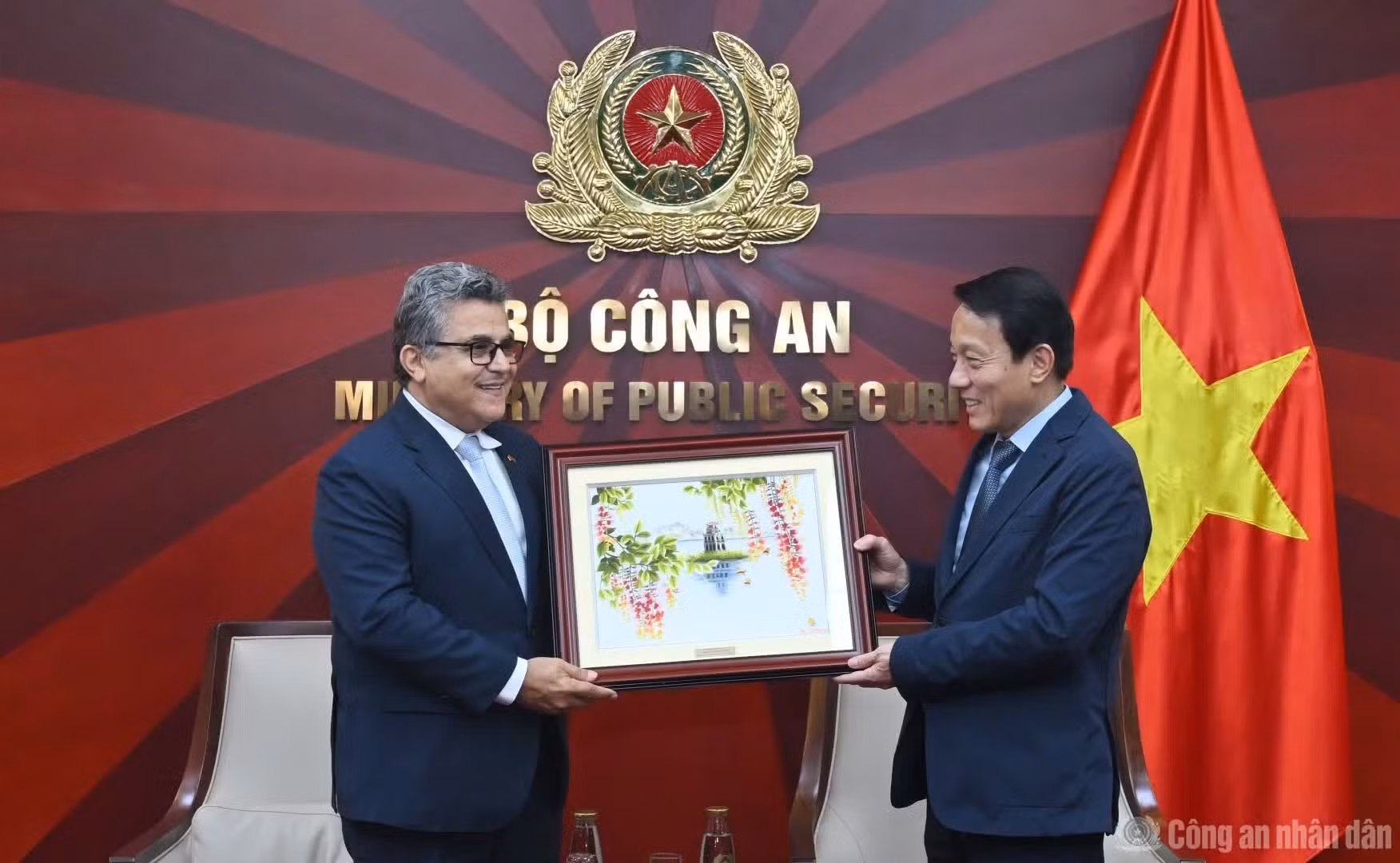 Ambassador Saadi Salama thanked Minister Luong Tam Quang and the Vietnamese Ministry of Public Security for their effective support and cooperation throughout his tenure in Vietnam.