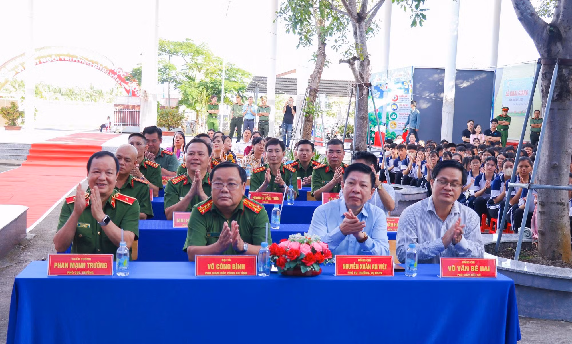Major General Phan Manh Truong, Deputy Director of the Criminal Police Department; Senior Colonel Vo Cong Binh, Deputy Director of Vinh Long Provincial Police, along with representatives from the Department of Students and Pupils and the Vinh Long Department of Education and Training, attend the program.