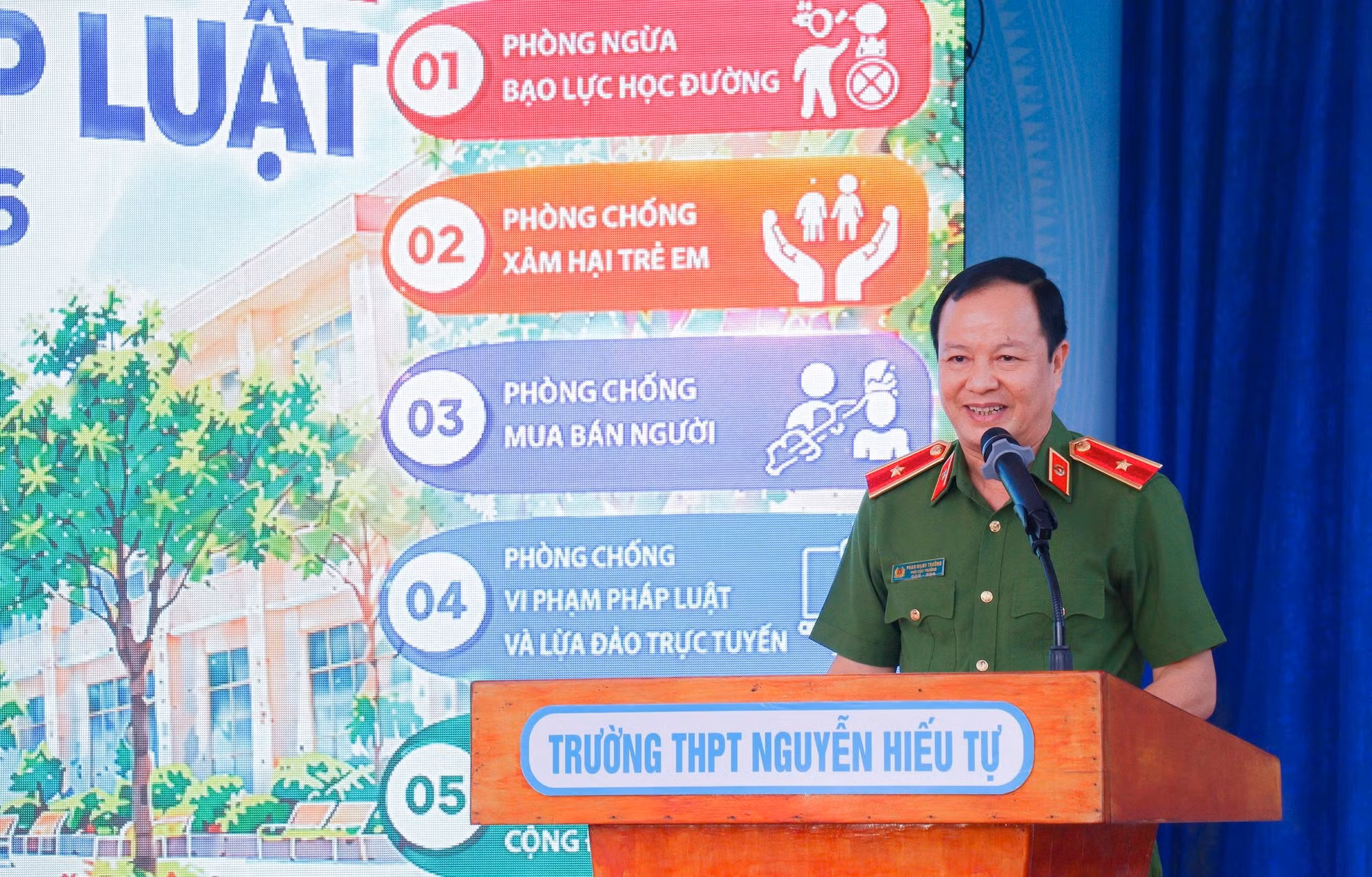 Major General Phan Manh Truong, Deputy Director of the Criminal Police Department, speaks at the program.