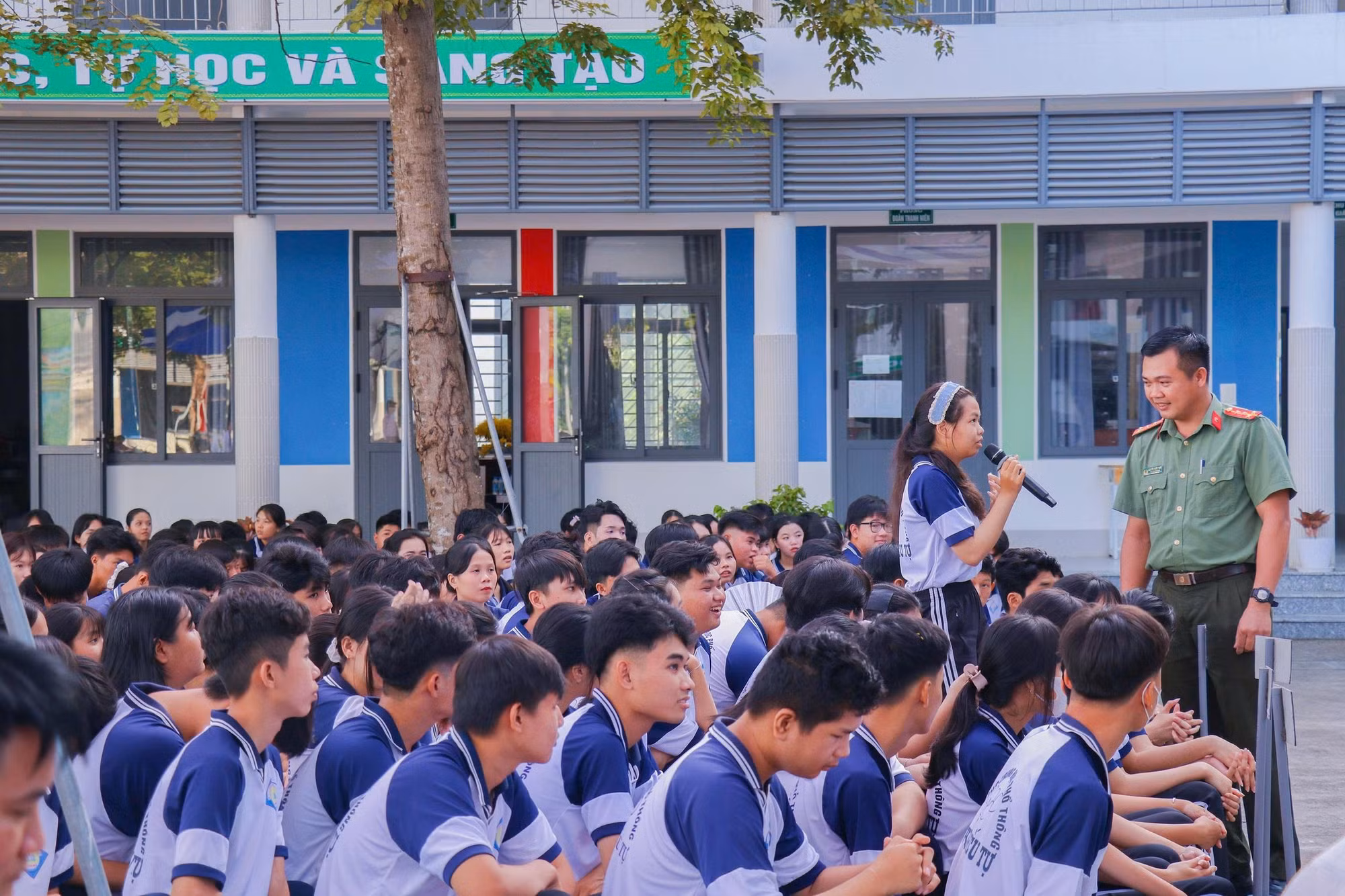 Students enthusiastically share their opinions during the legal education session.