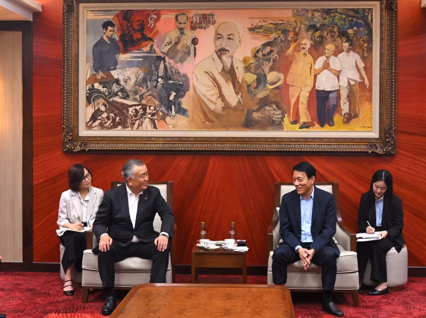Minister Luong Tam Quang and Yamato Chairman Nagao Yutaka discuss cooperation.