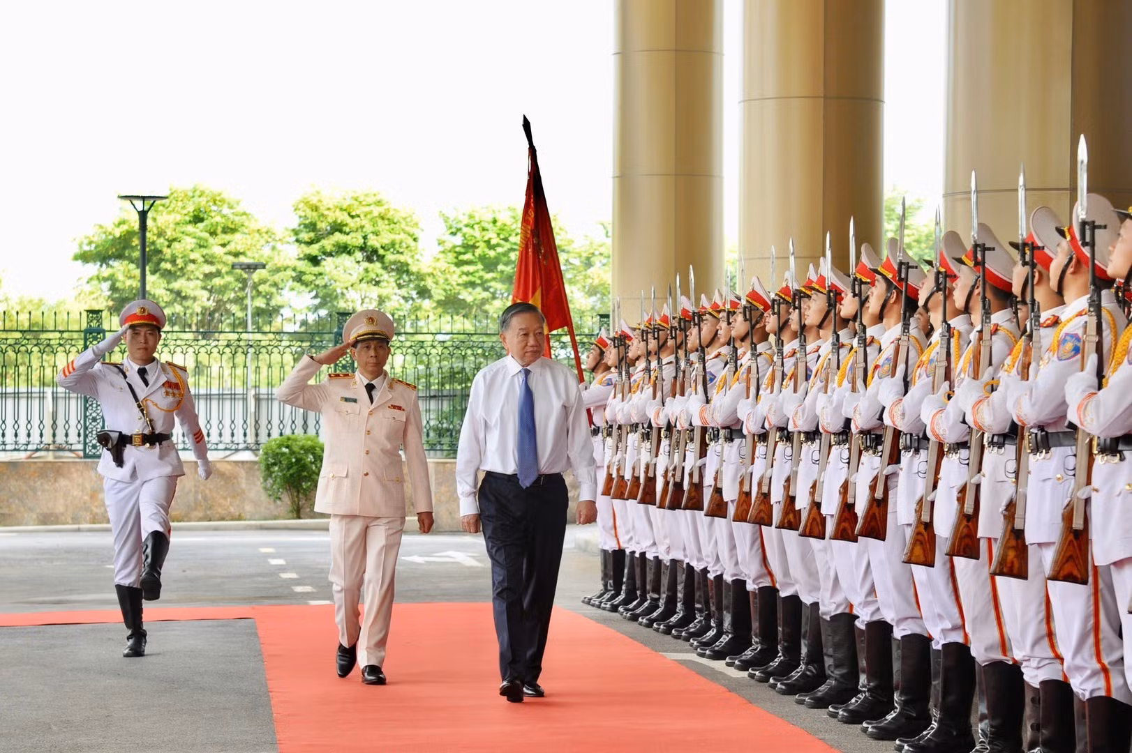General Secretary and State President To Lam reviews Guard of Honor.