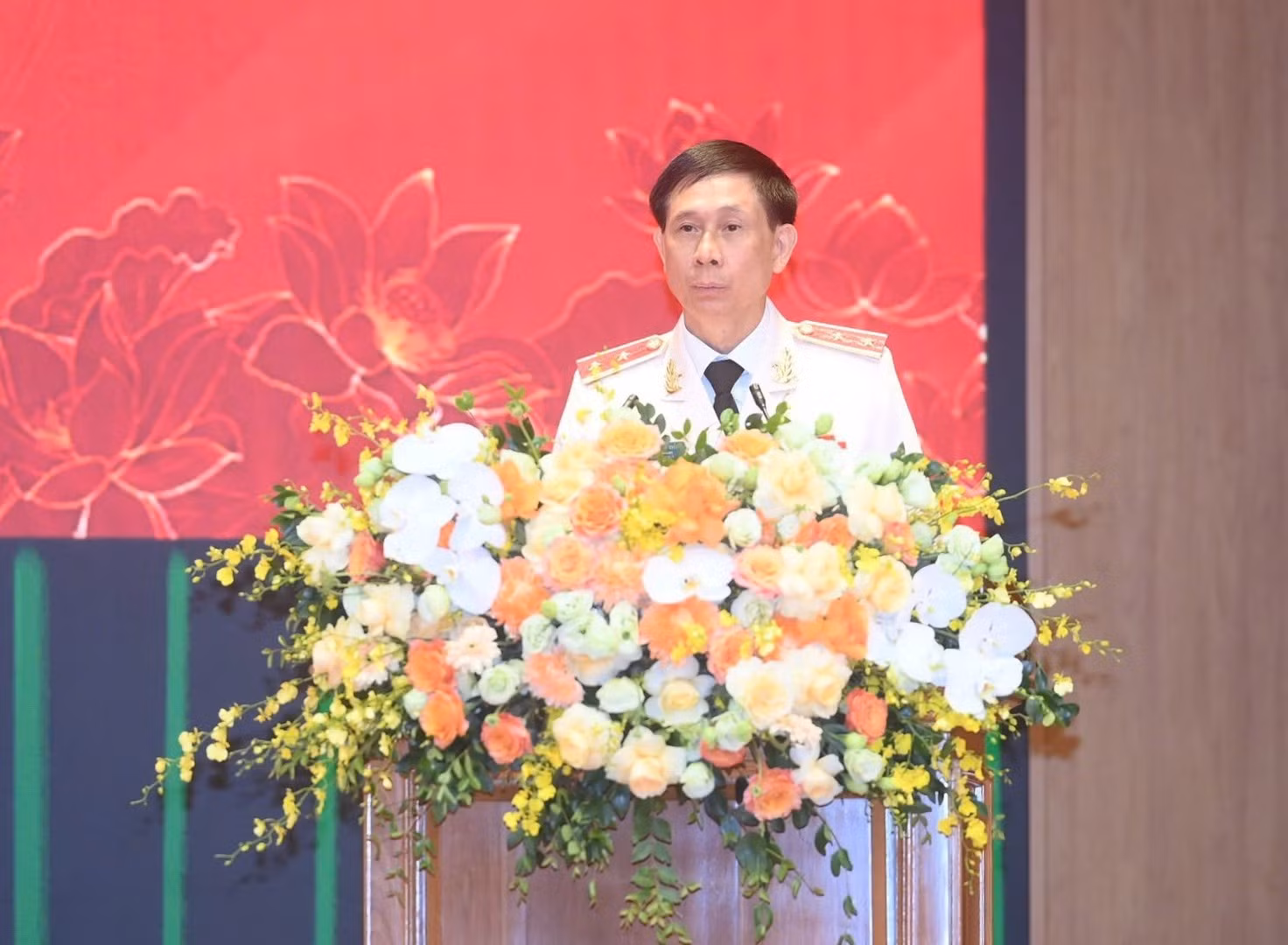 Lieutenant General Tran Viet Kieu speaks at the event.