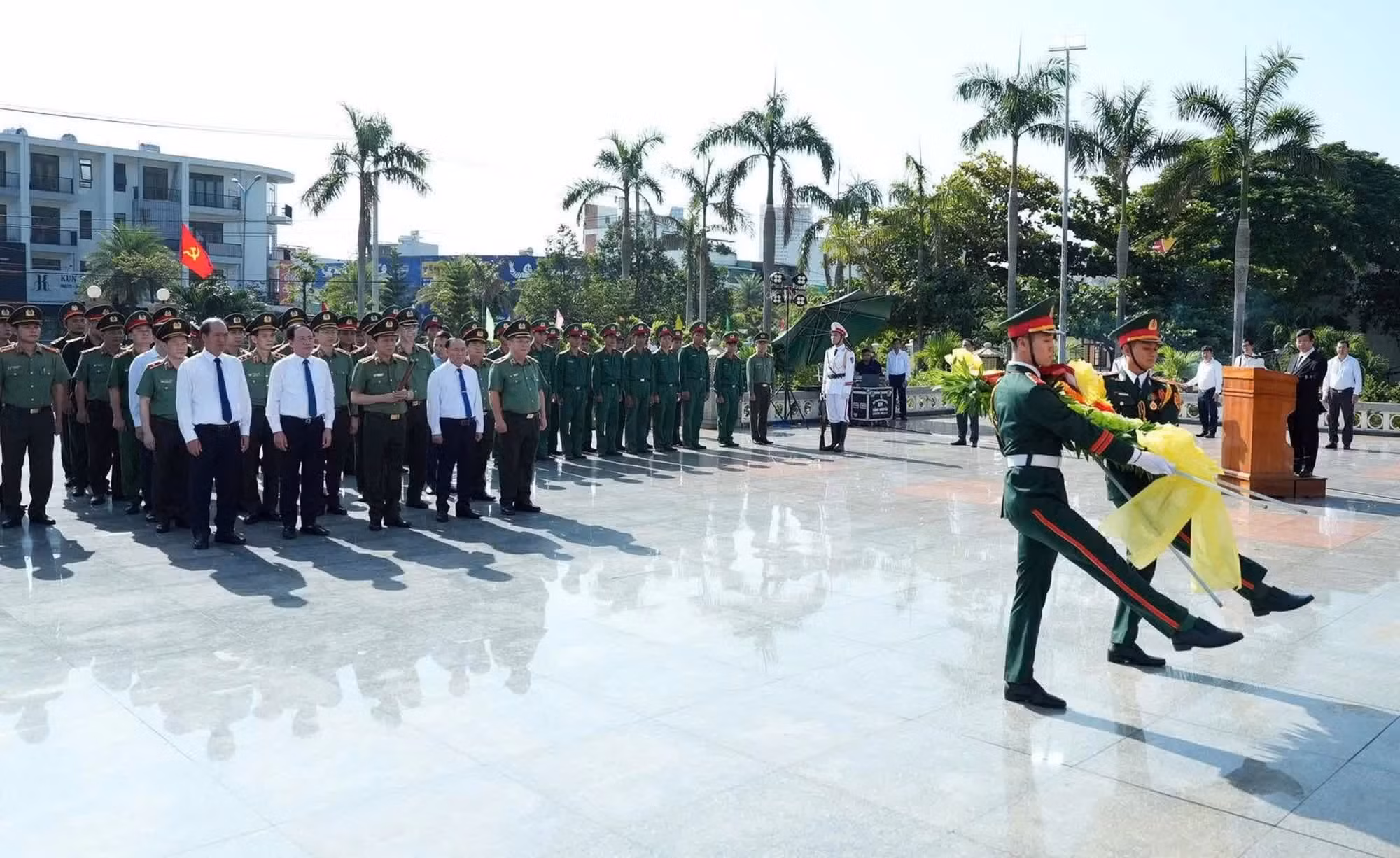 Minister Luong Tam Quang pays tribute to heroic martyrs and people with meritorious services in Gia Lai ảnh 1