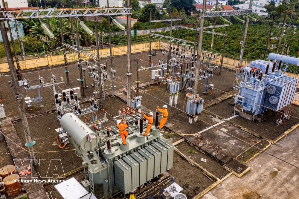 The Central Power Corporation (EVNCPC) has rolled out solutions to ensure a safe, stable, and reliable power supply across the provinces and cities of the central region (Photo: VNA)