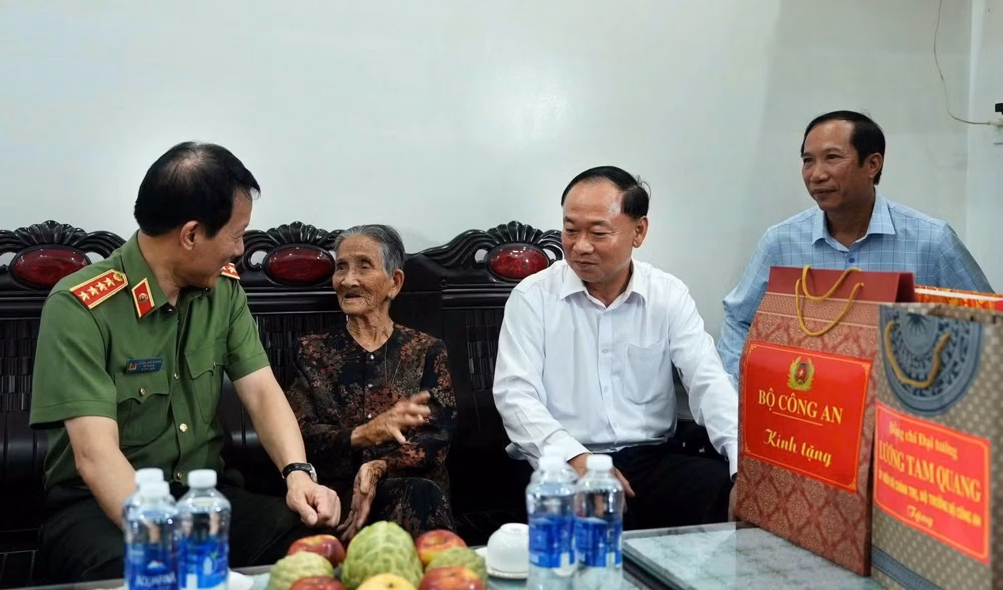 Minister Luong Tam Quang visits Heroic Vietnamese Mother Nguyen Thi Hien.
