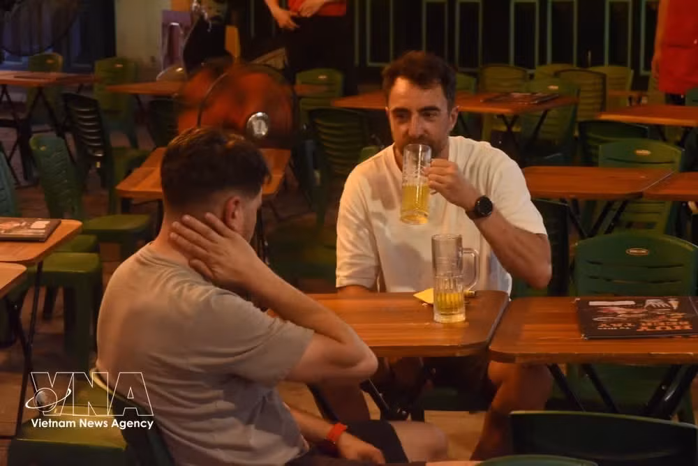 Tourists enjoy beer on Ta Hien Street in Hanoi (Photo: VNA)