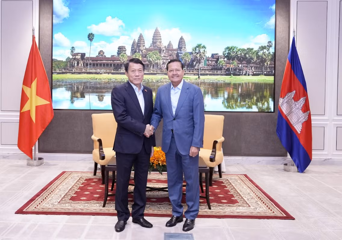Minister Luong Tam Quang and First Deputy Prime Minister of the Royal Government of the Kingdom of Cambodia Neth Savicum.