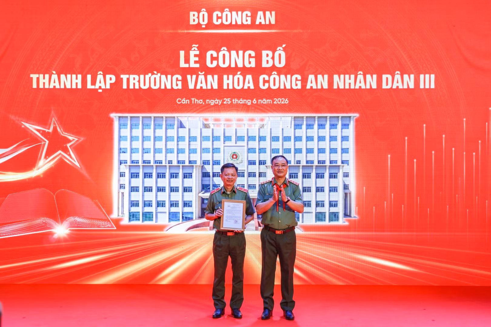 Deputy Minister Pham The Tung hands over decision on the establishment of Public Security Inter-level Boarding School 3 to Can Tho City Police Department.