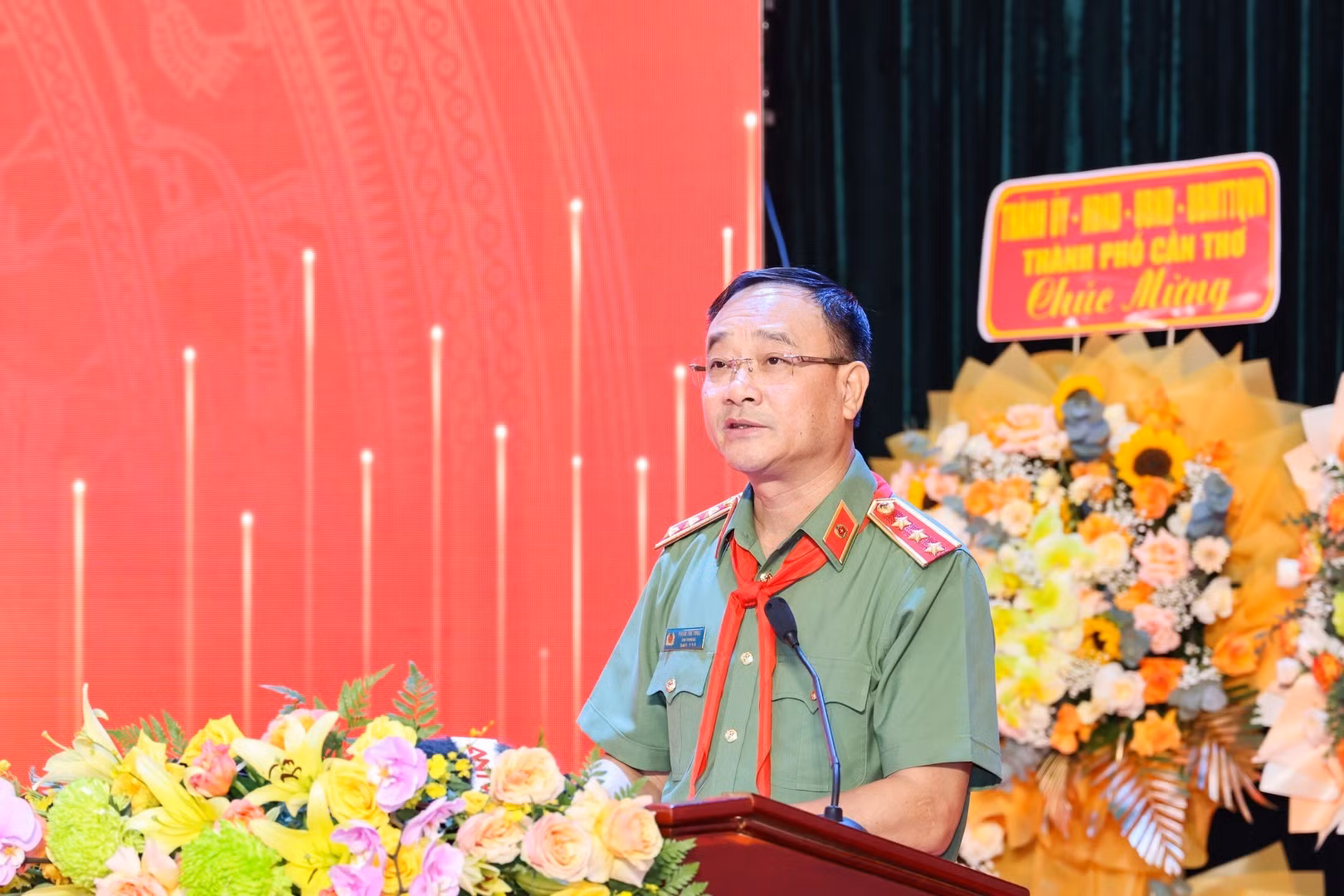 Deputy Minister Pham The Tung addresses the event.