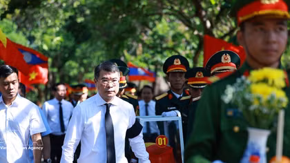 PM attends memorial service, burial for Vietnamese volunteer soldiers, experts died in Laos