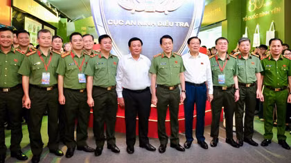 Minister of Public Security Luong Tam Quang tours 'The Silent Shield' exhibition