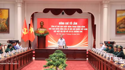 Top leader meets with female drivers on legendary Truong Son Trail